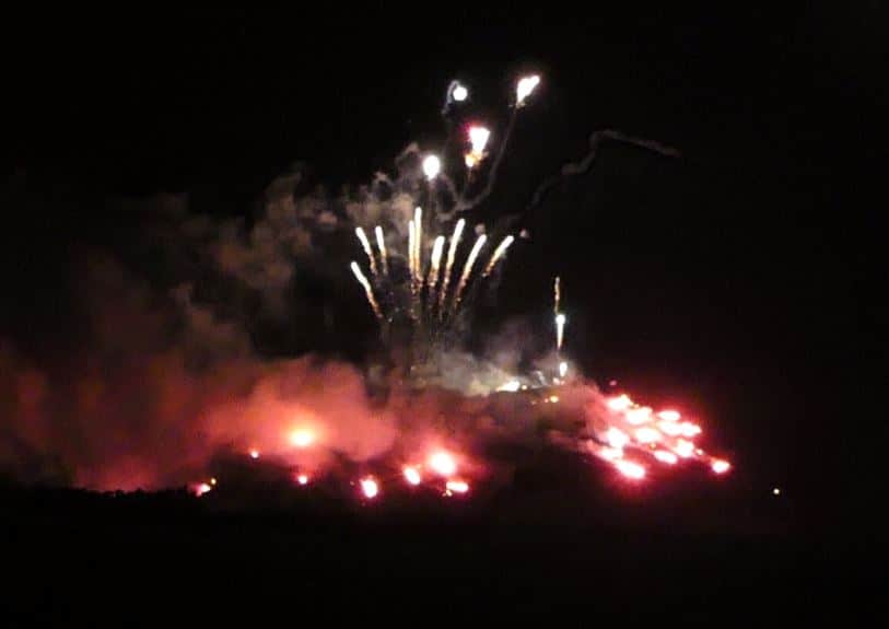 La fête du volcan de Santorin est le festival Ifestia (volcan) en septembre