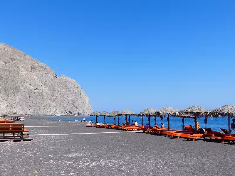 Perissa — plage de sable noir et Mesa Vouno