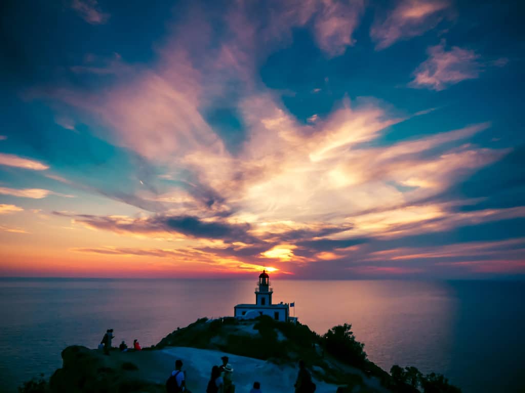 Coucher de soleil au phare dAkrotiri dans les Cyclades en Grèce