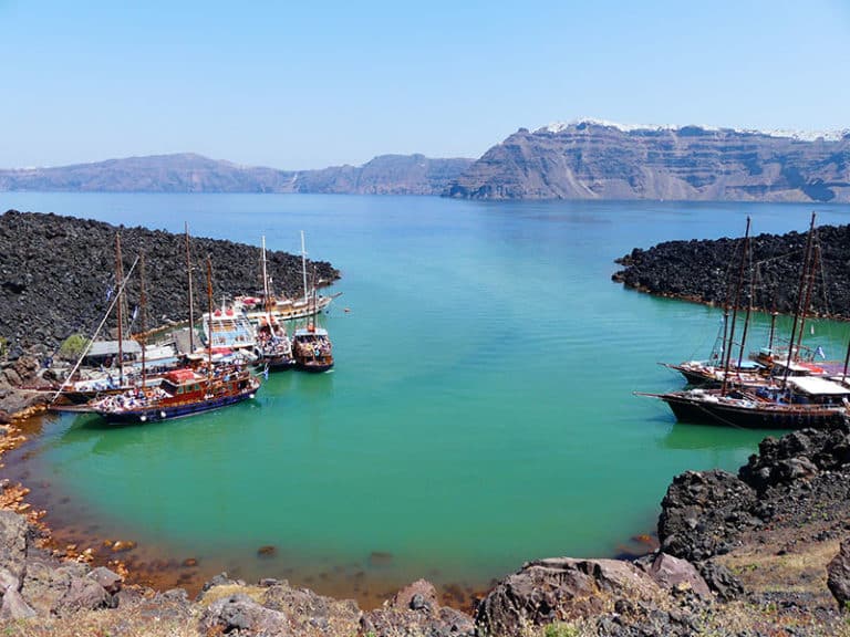 Caldeira de Santorin vue depuis le volcan Néa Kaméni