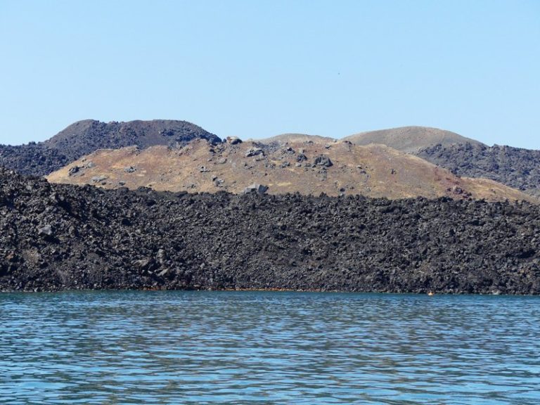 Sentier vers le cratère du volcan de Santorin