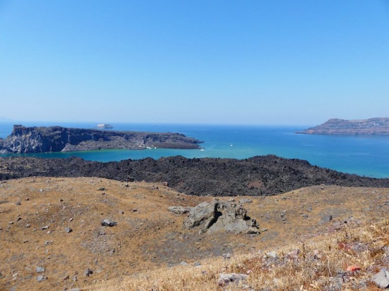 Sentier de randonnée sur le volcan Néa Kaméni à Santorin