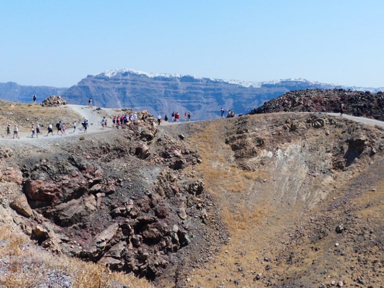 Fumerolles de soufre sur le volcan Néa Kaméni