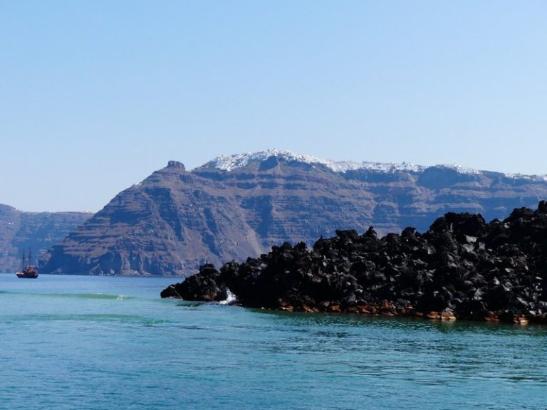 Roches volcaniques sur l'îlot de Néa Kaméni à Santorin