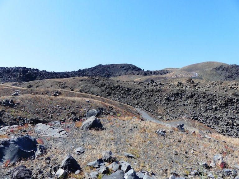 Cratère du volcan de Santorin et fumerolles de soufre
