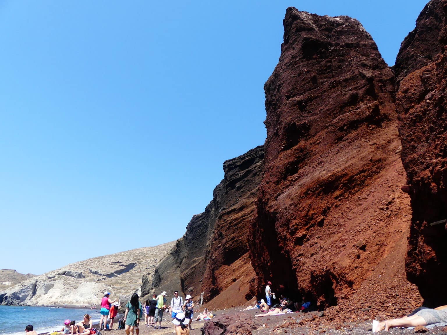 Vue sur la Plage Rouge de Santorin