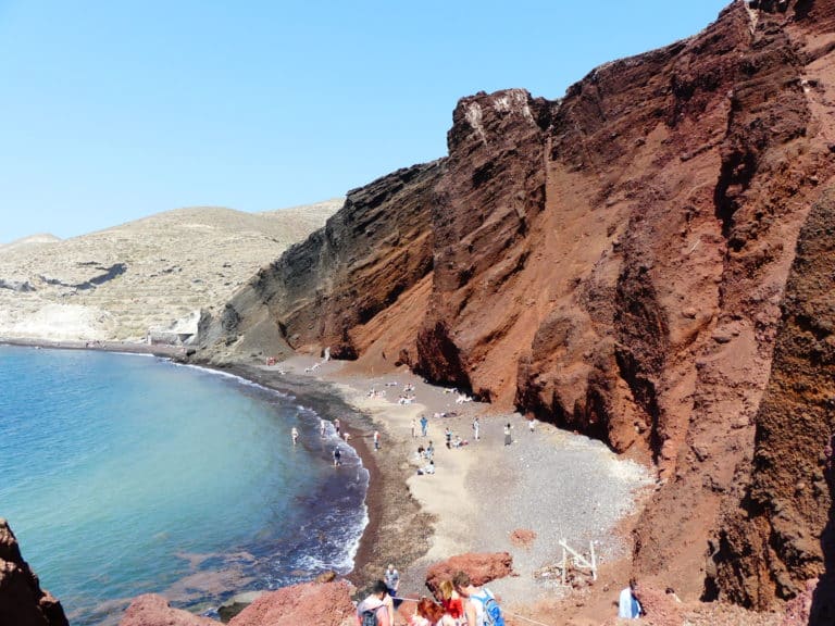 Red Beach et ses falaises rouges près d'Akrotiri à Santorin