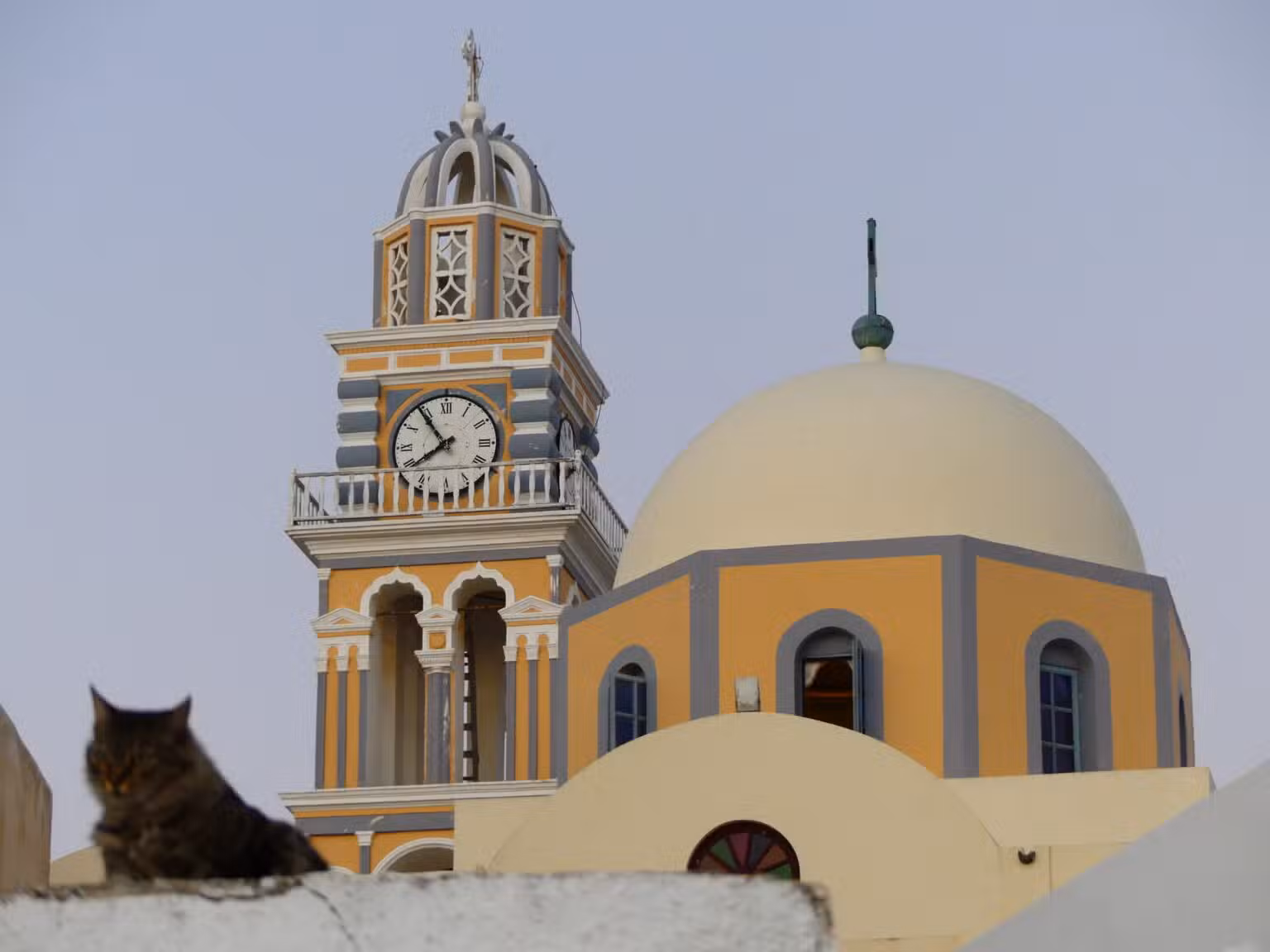 Cathédrale orthodoxe métropolitaine de Fira avec ses mosaïques dorées et ses fresques intérieures