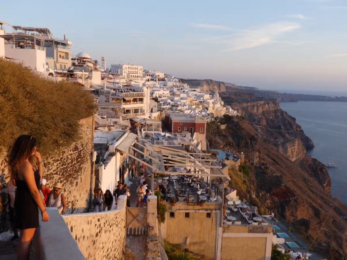 Sentier en corniche depuis Fira vers Imerovigli et Oia le long de la caldeira de Santorin