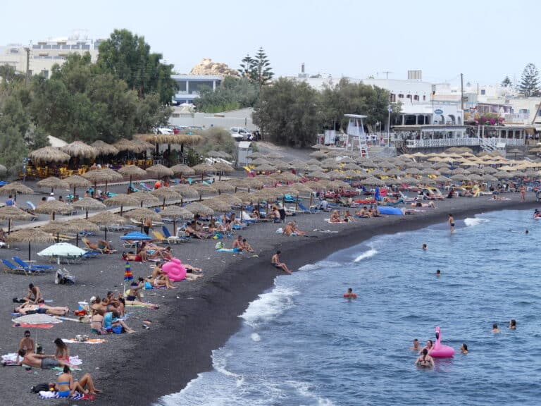 Transats parasols plage Kamari