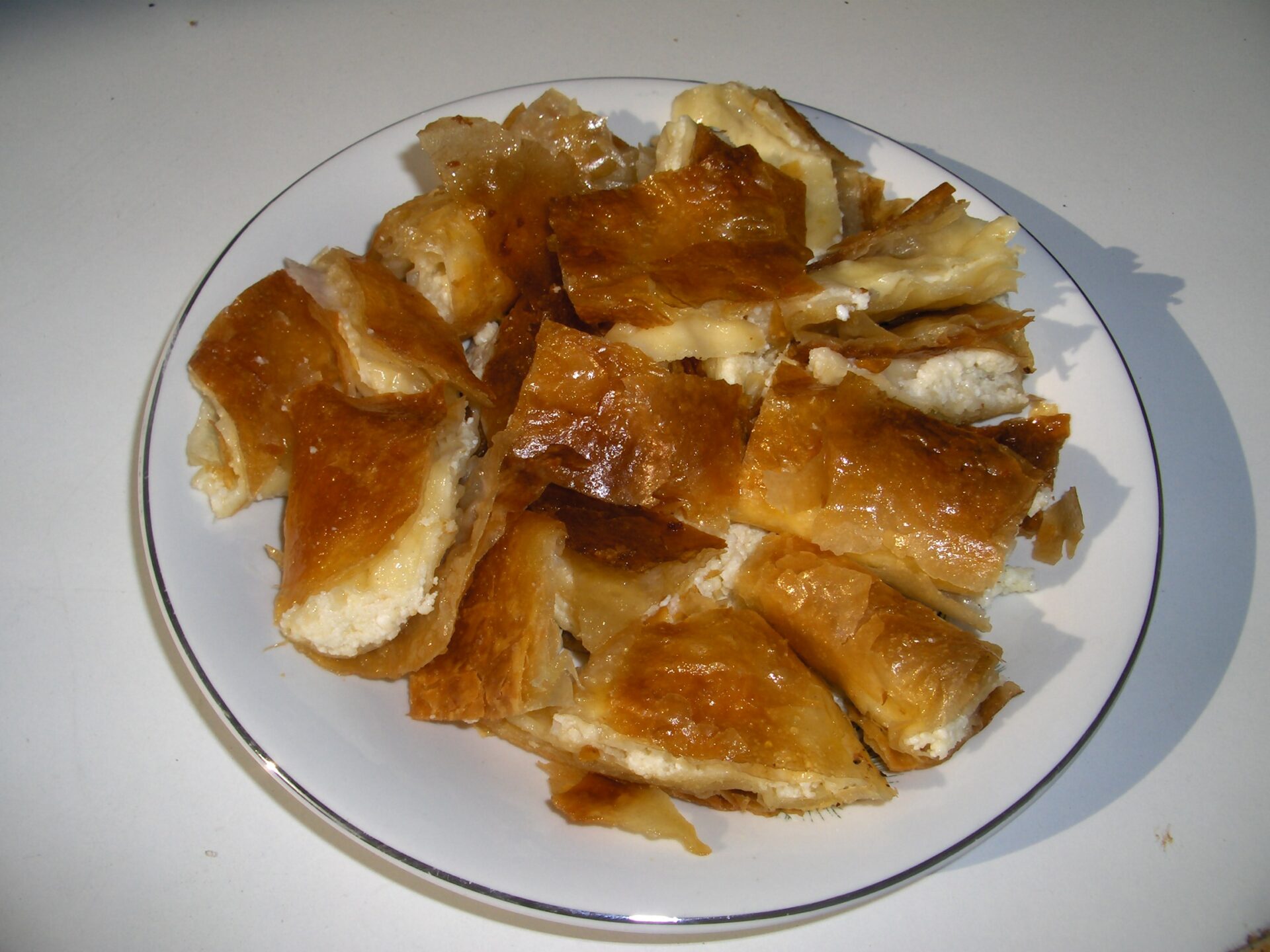 Assiette de bougatsa dorée, découpée en morceaux
