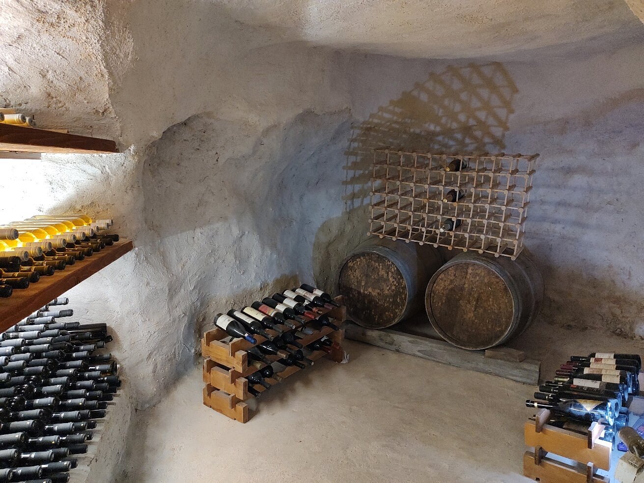 Milos : Dégustation de vin dans le domaine viticole Kostantakis