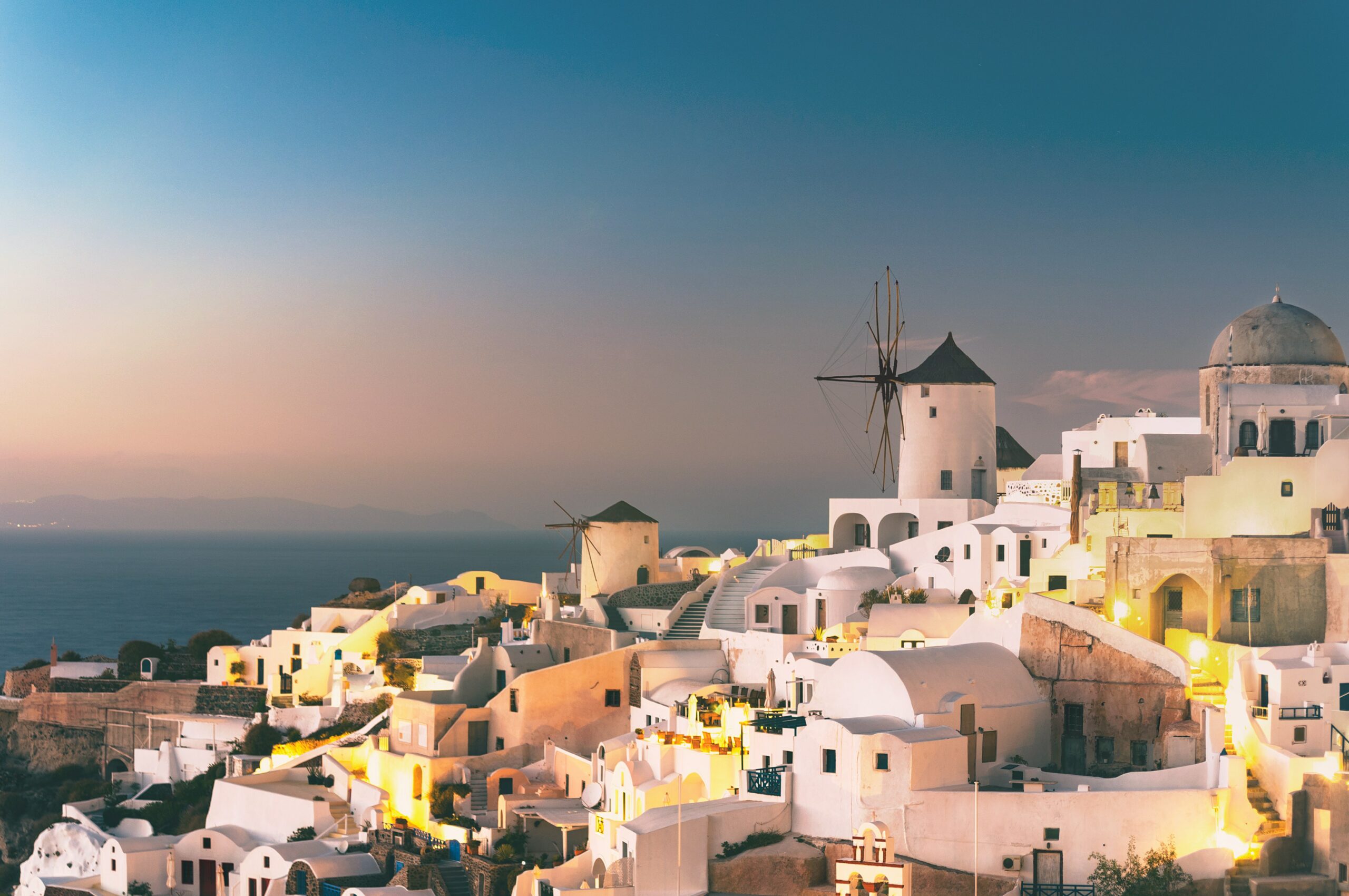 L&rsquo;essentiel de Santorin : villages, plage noire et coucher de soleil à Oia