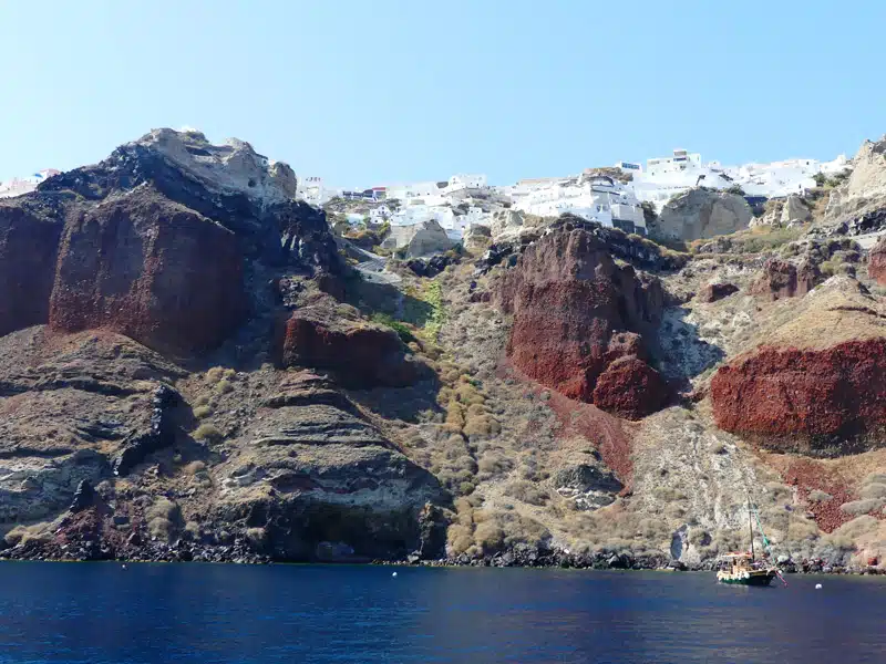 Santorin : Détente et gastronomie lors d&rsquo;une navigation en catamaran dans la Caldeira