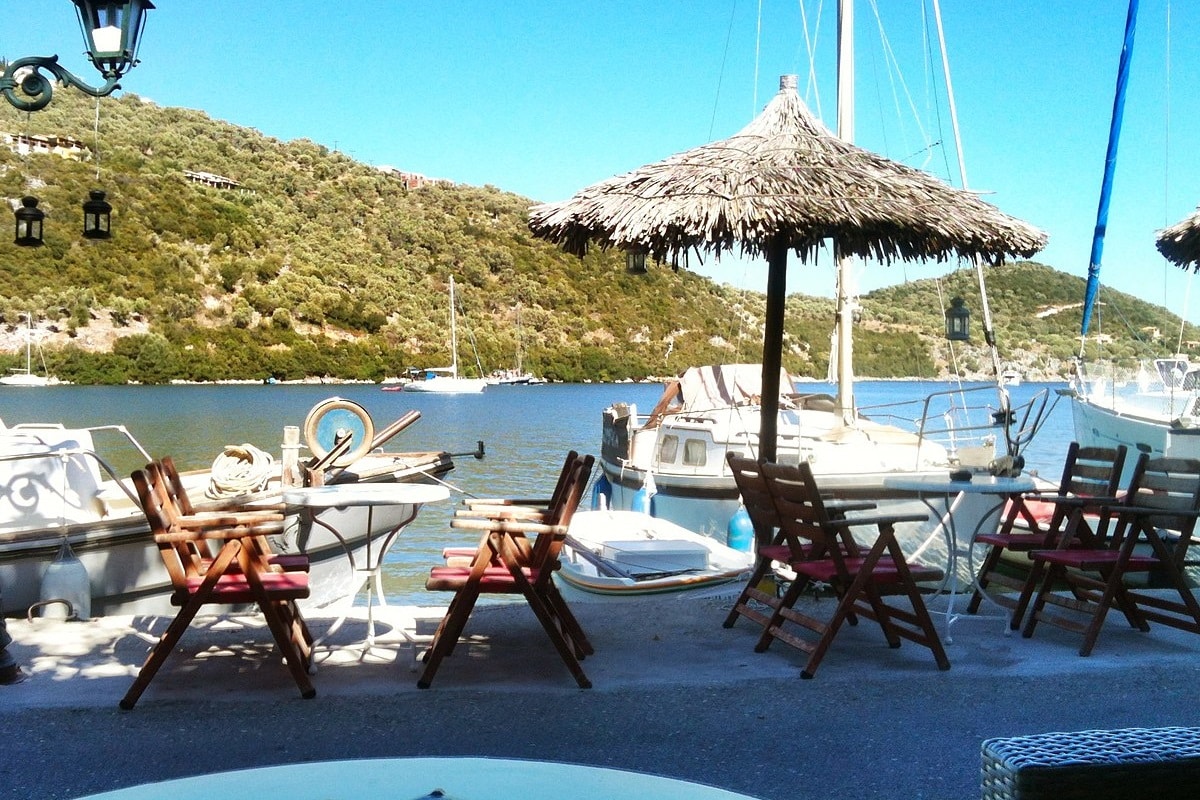 Terrasse de taverne au bord d'un port grec