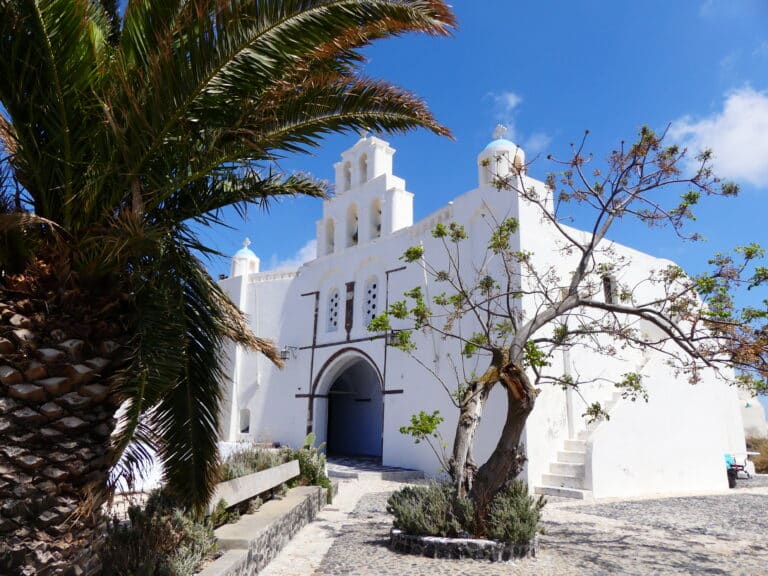 Place et cafés du village de Pyrgos