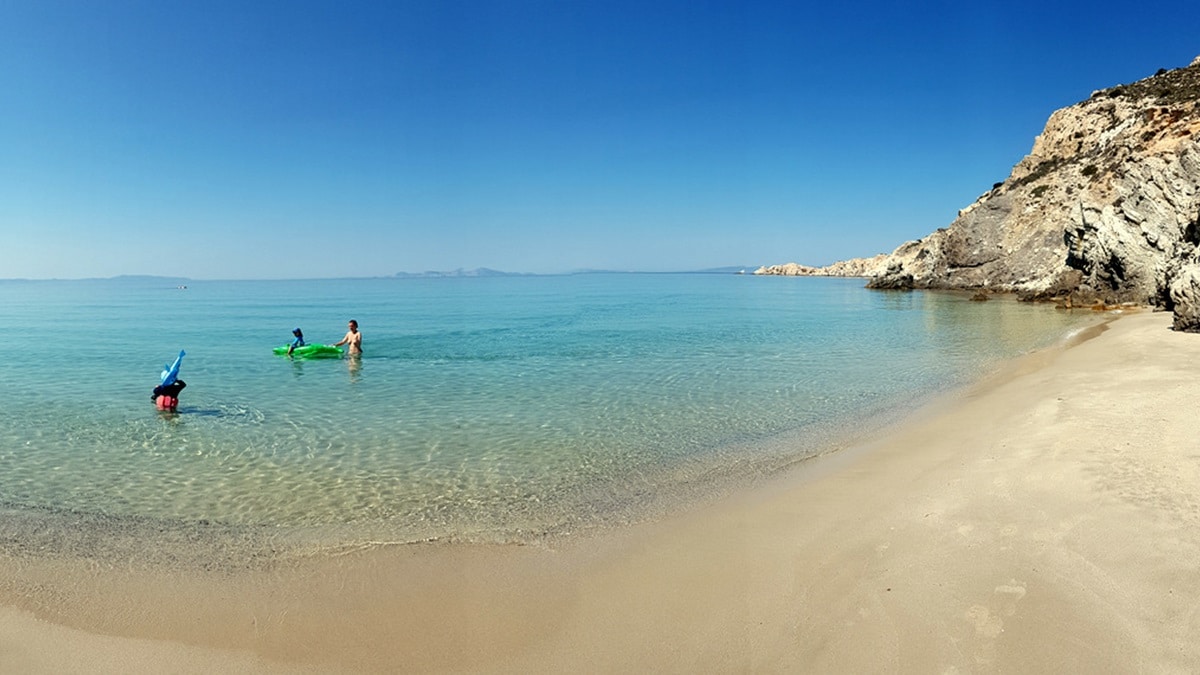 Plage de sable et eau turquoise à Donoussa, dans les Petites Cyclades