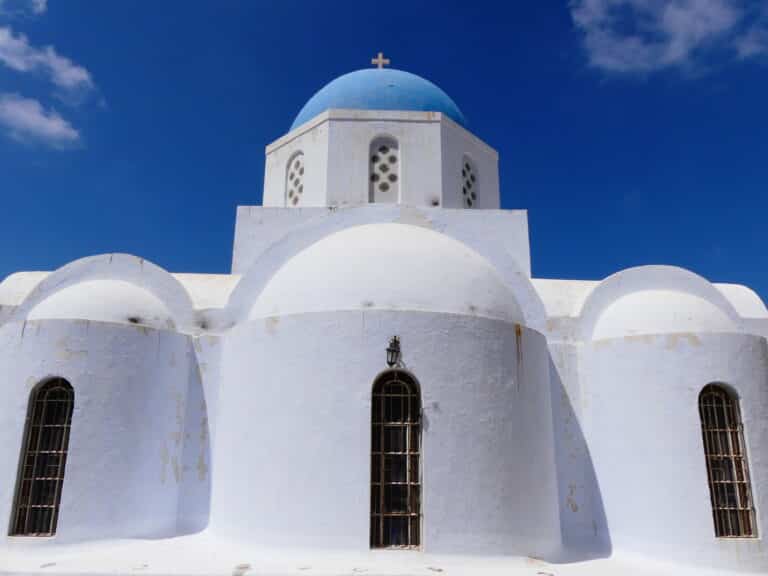 Clocher et dôme bleu à Pyrgos