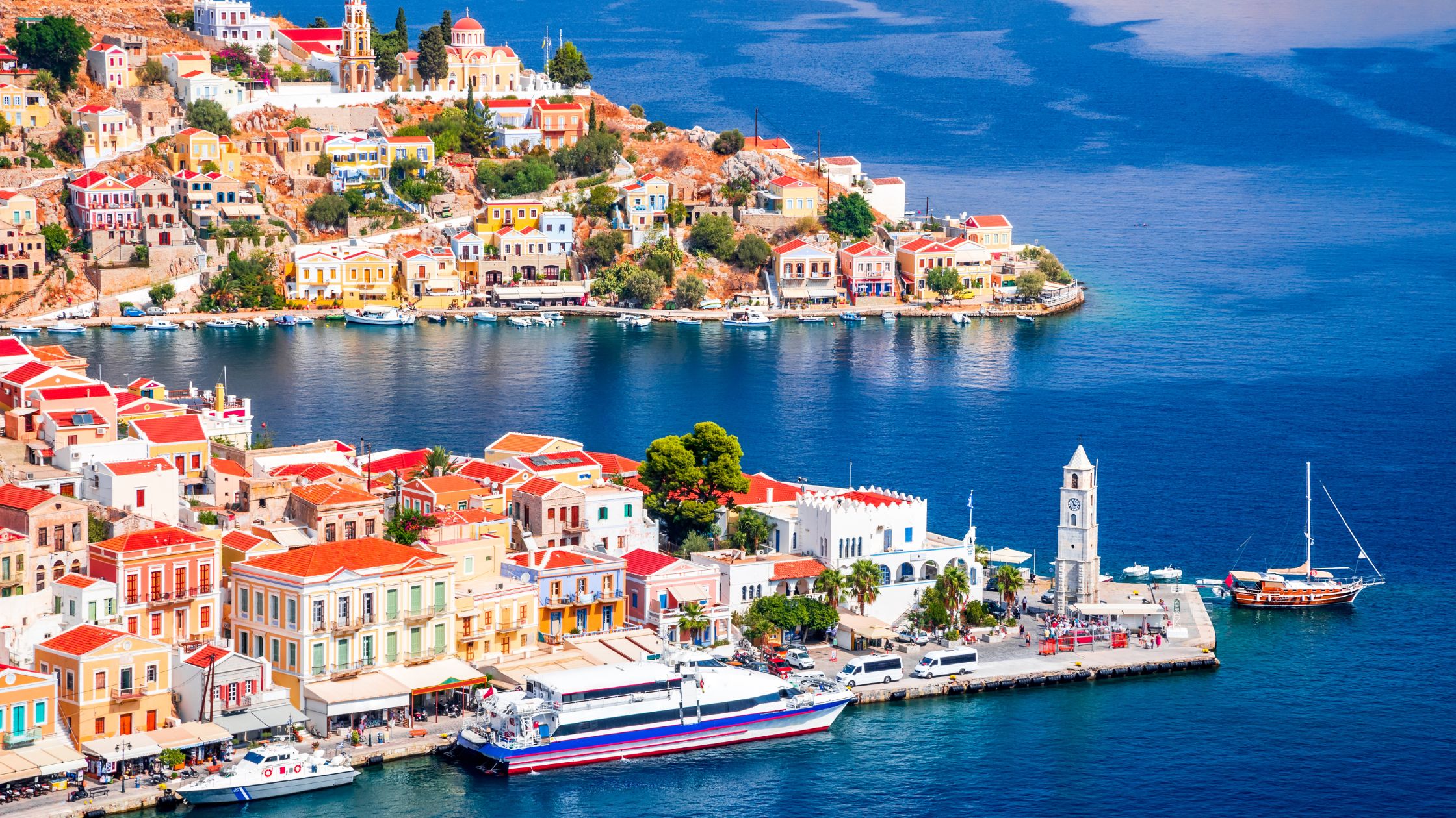 Arrivée dans le port coloré de Symi