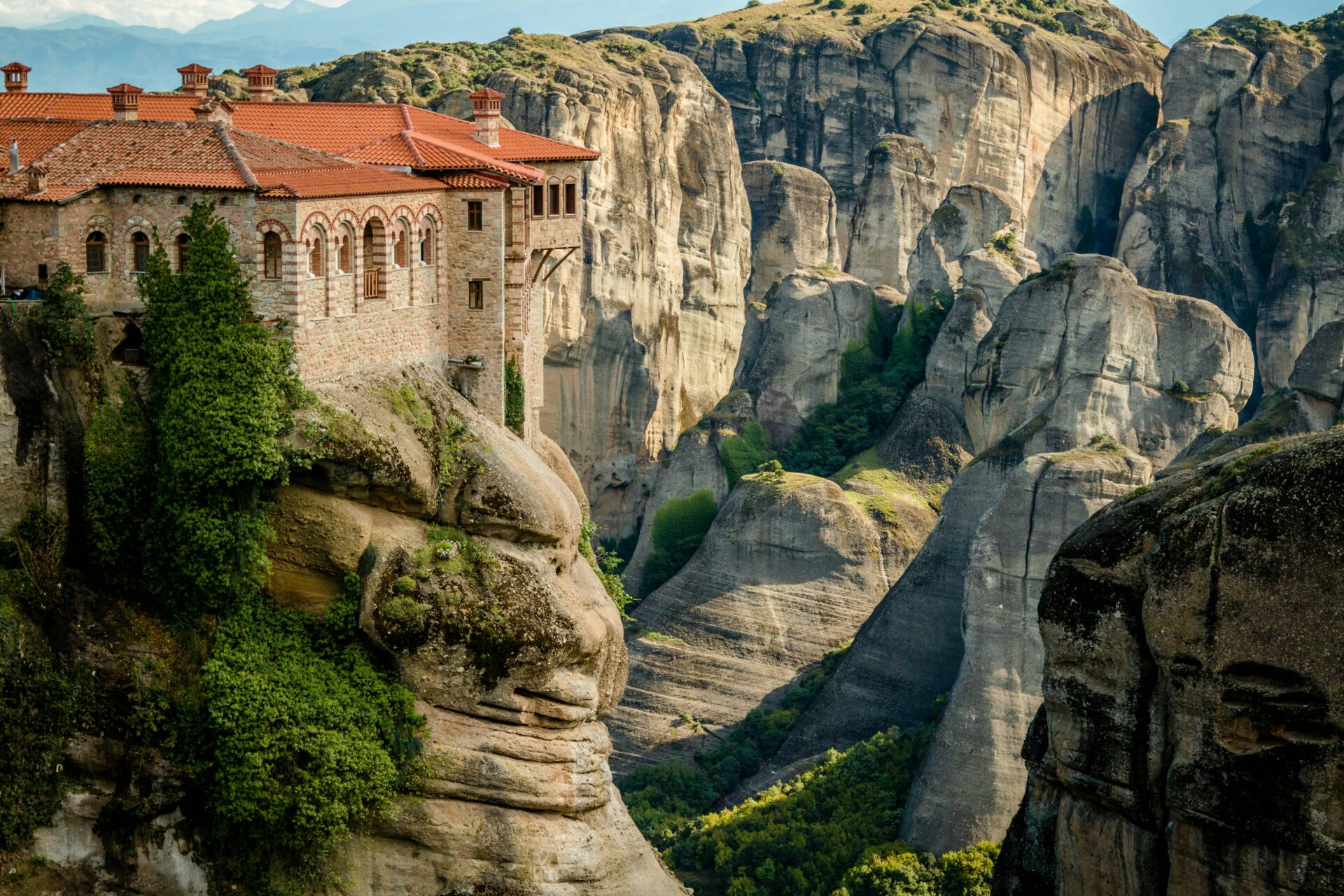 Monastères des Météores perchés sur les pitons rocheux en Grèce