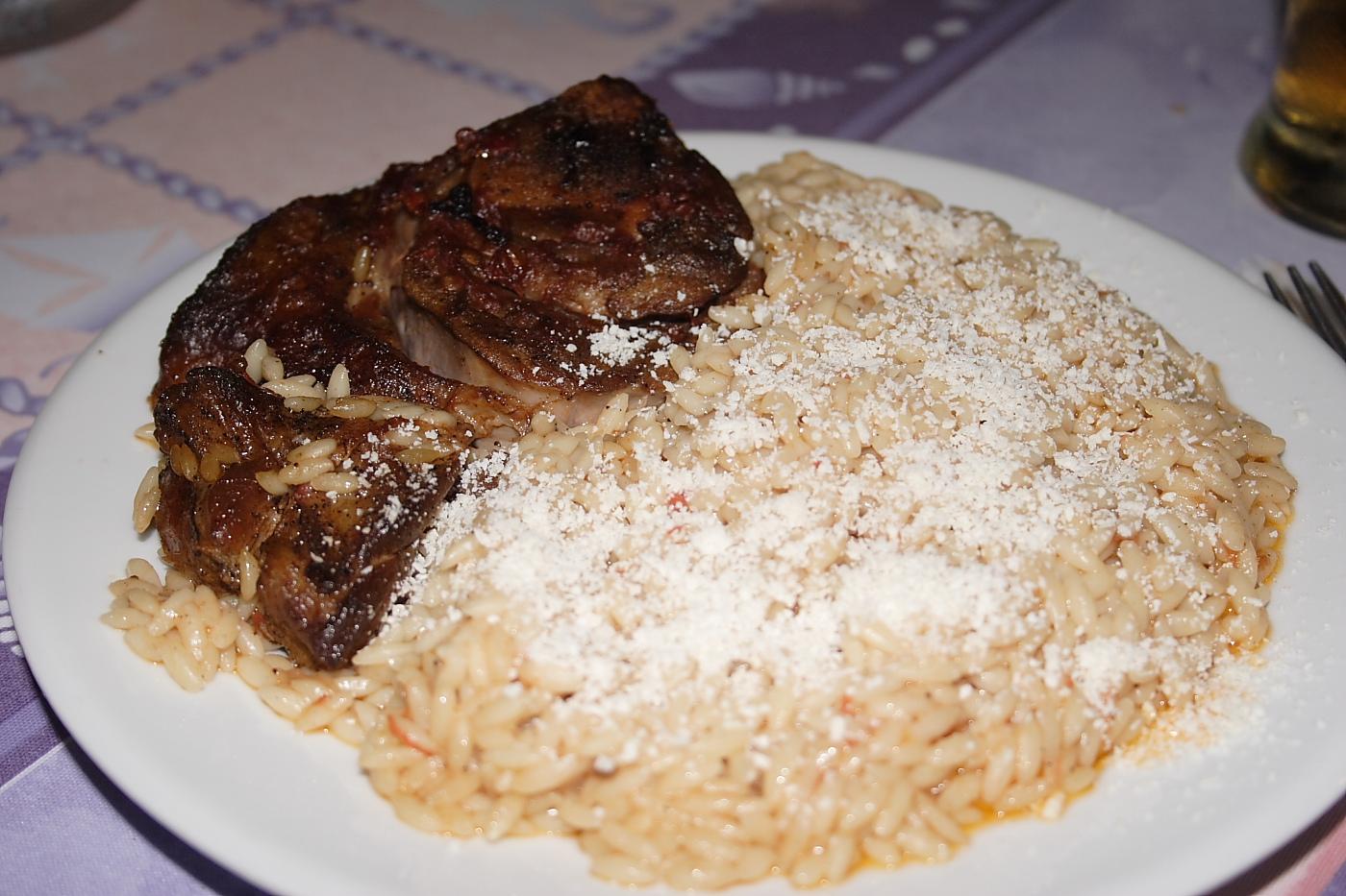 Plat de giouvetsi grec aux pâtes kritharaki