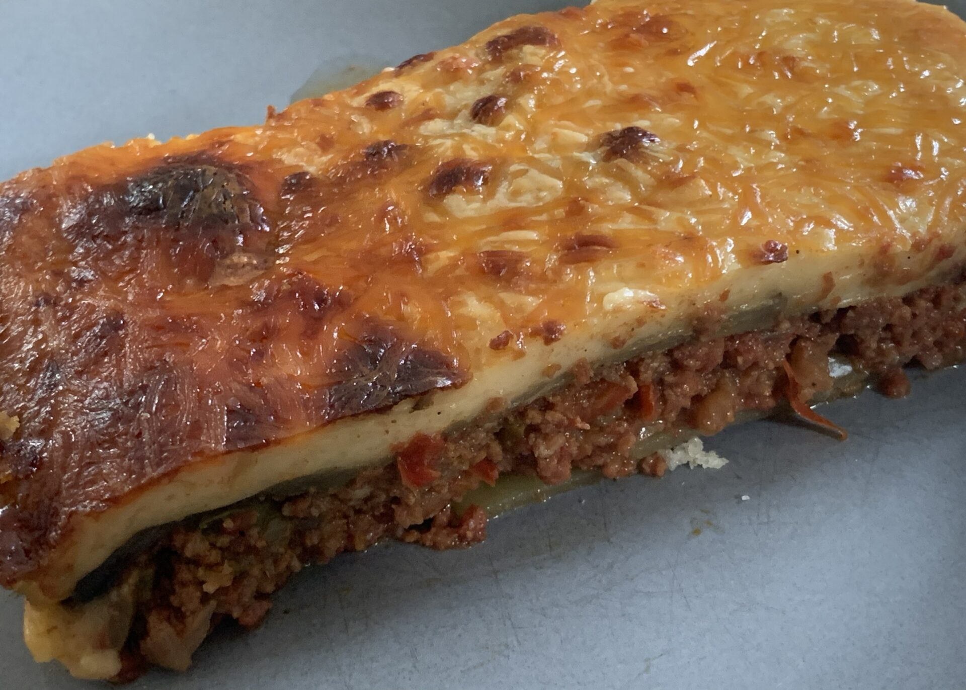 Part de moussaka gratinée avec sa béchamel dorée