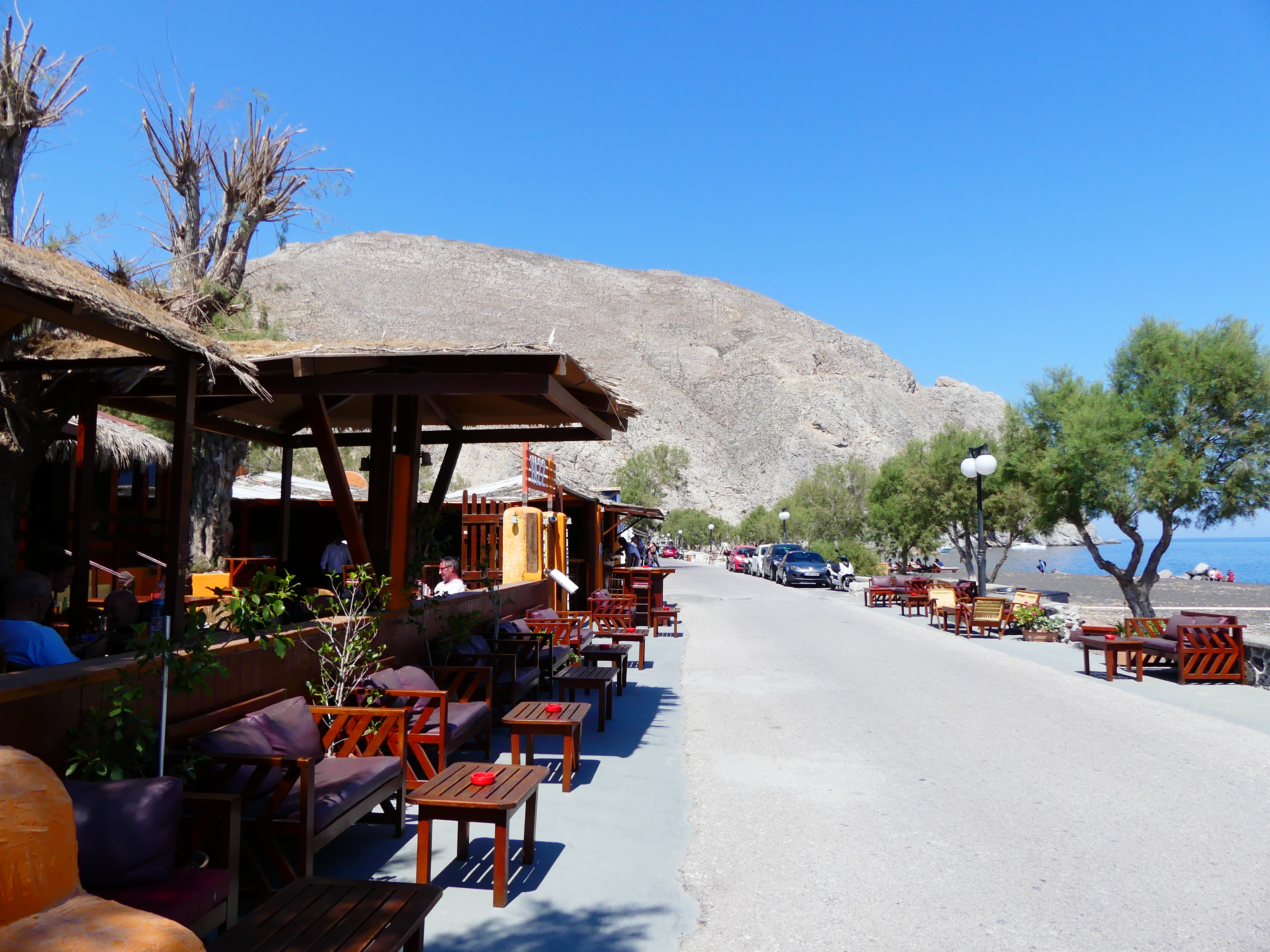Promenade sur la plage de sable noir de Perissa à Santorin