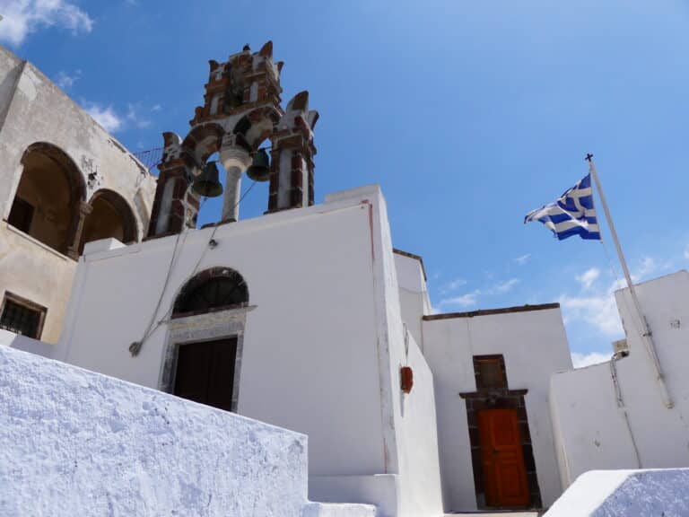 Chapelle et dôme bleu à Pyrgos