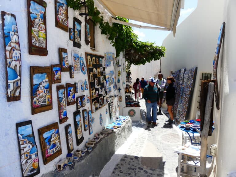 Boutiques et terrasse du village