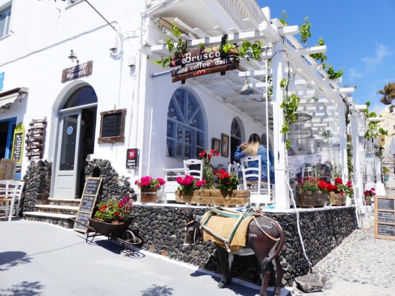 Café sur la place du village de Pyrgos