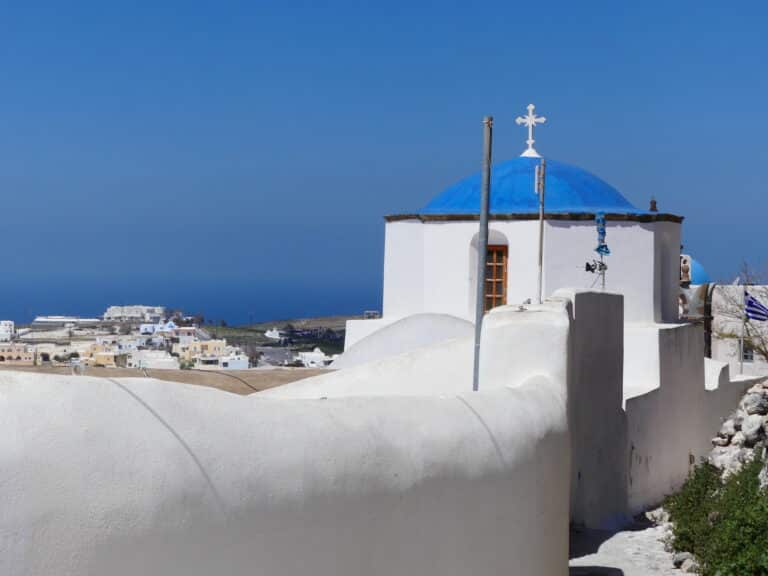 Ruelle en pierre et volets bleus à Pyrgos
