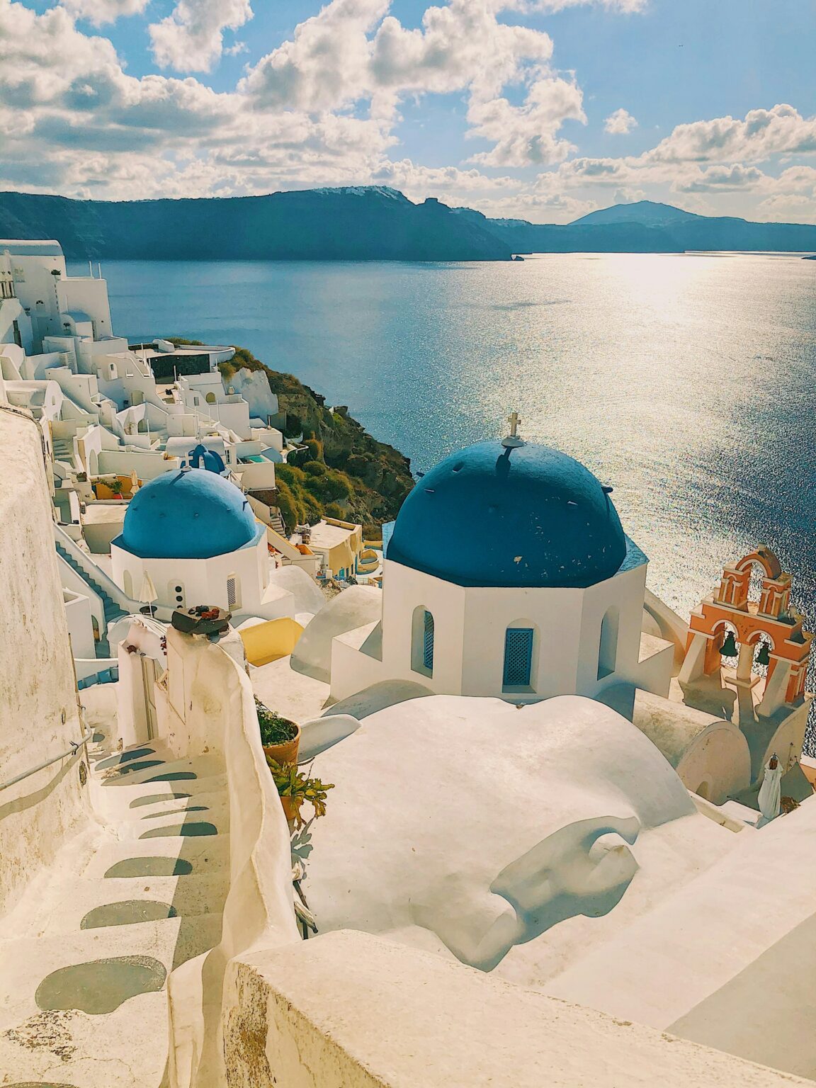 Coucher de soleil à Santorin avec villages blancs et mer Égée