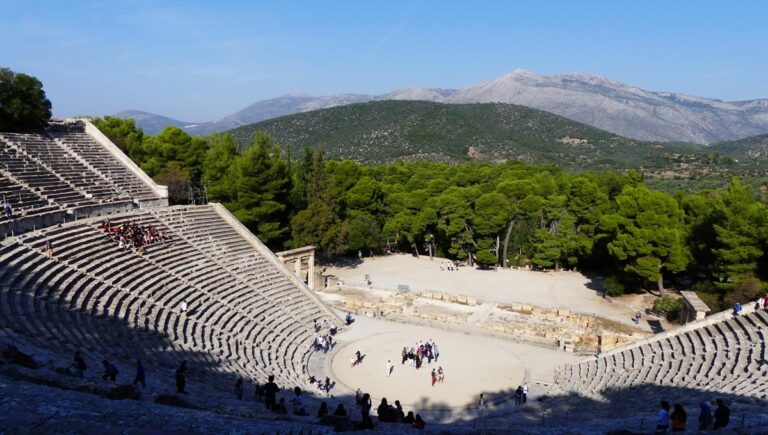 Explorer les sites archéologiques de la Grèce antique