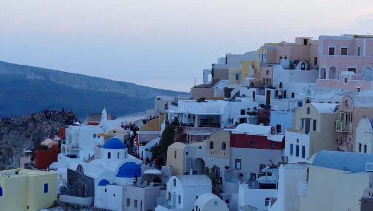 Villes et villages de Santorin dans les Cyclades en Grèce