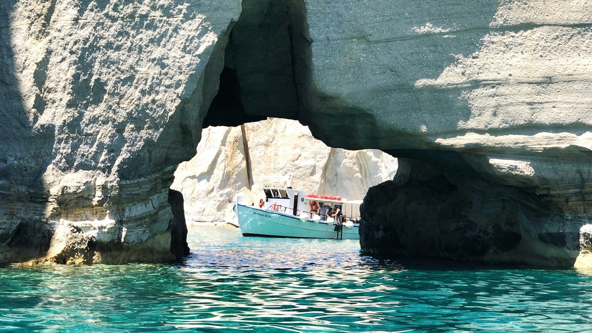Visite de Kleftiko à Milos, arches et grottes marines dans les Cyclades