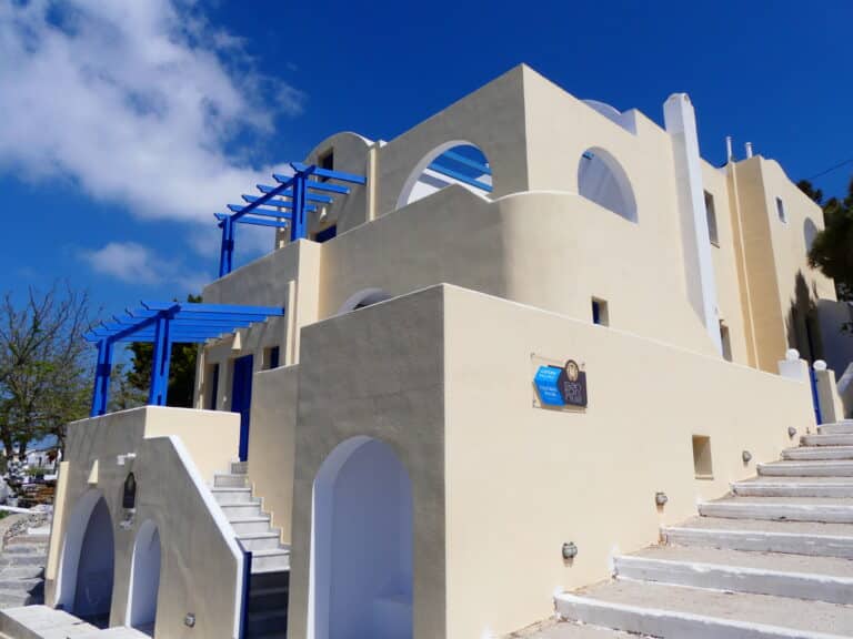 Cour intérieure et arcades à Pyrgos