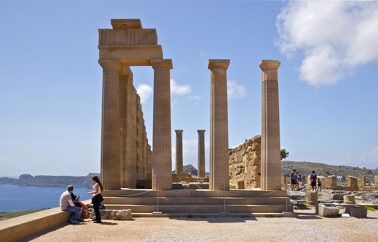 Vue de l'Acropole de Lindos par une journée ensoleillée