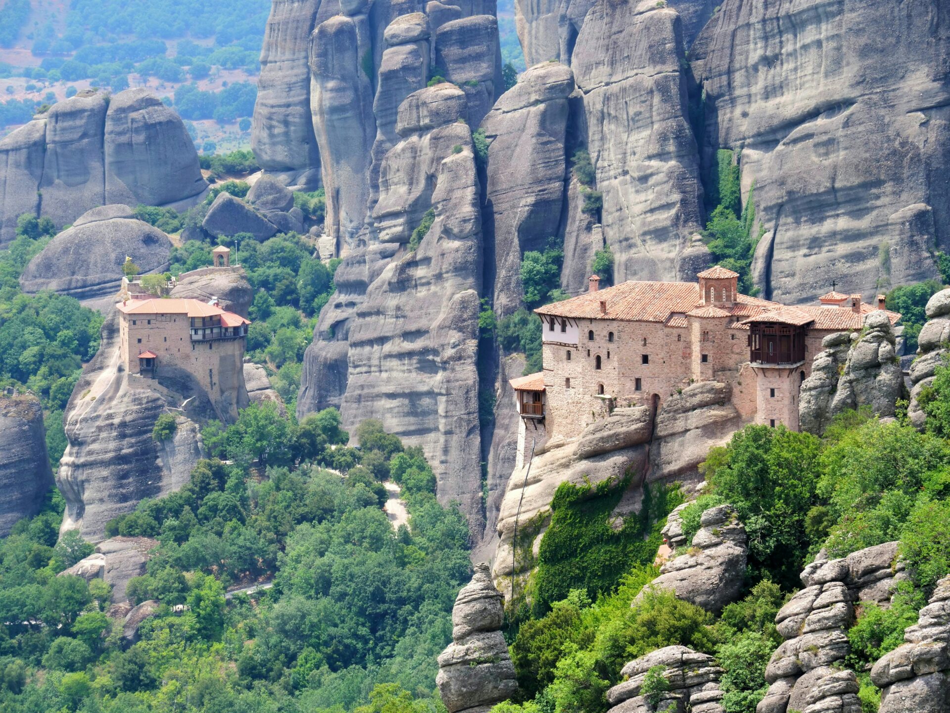 Monastère des Météores perché sur un piton rocheux en Thessalie