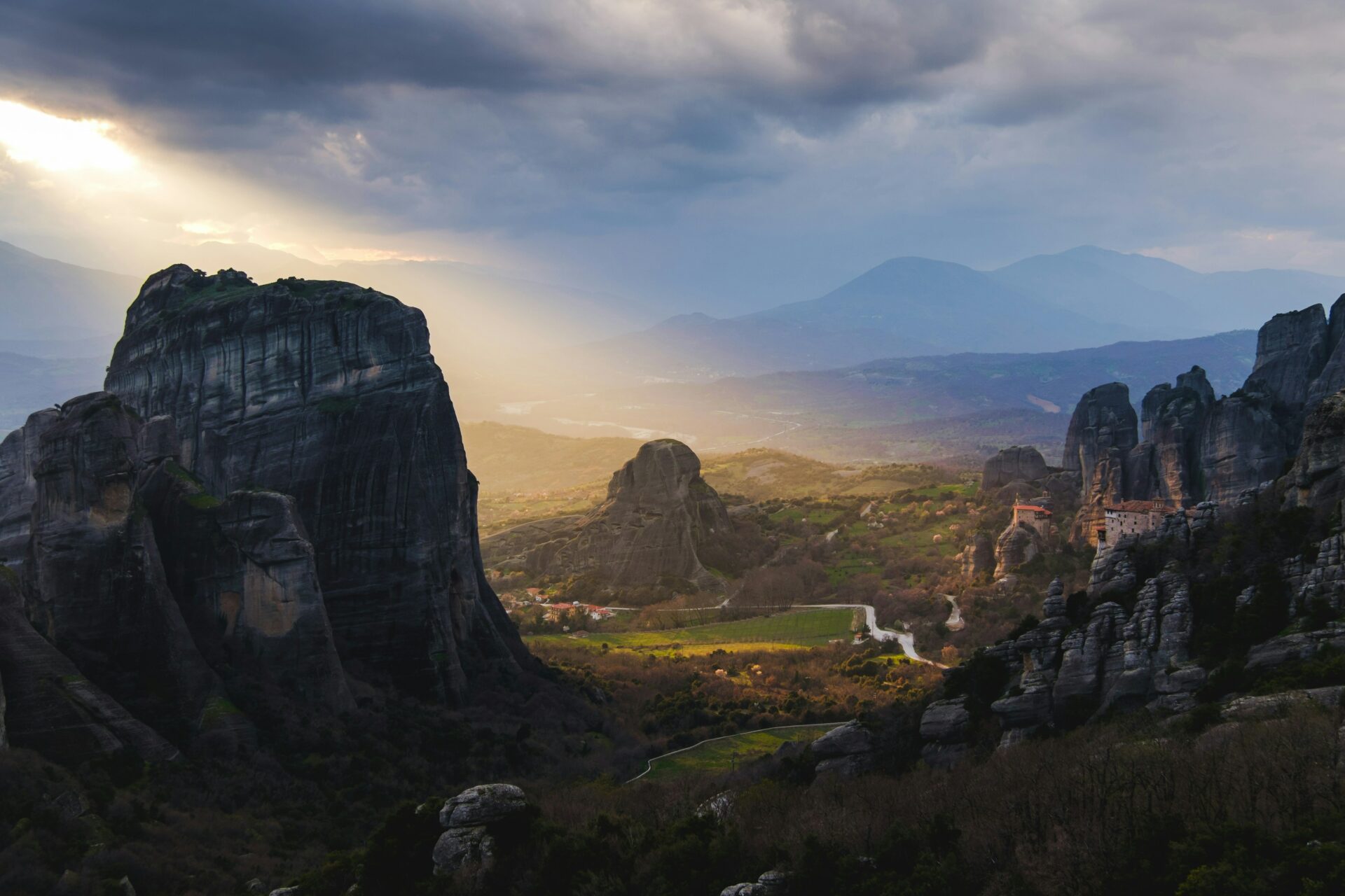 Monastère et falaises des Météores au coucher du soleil